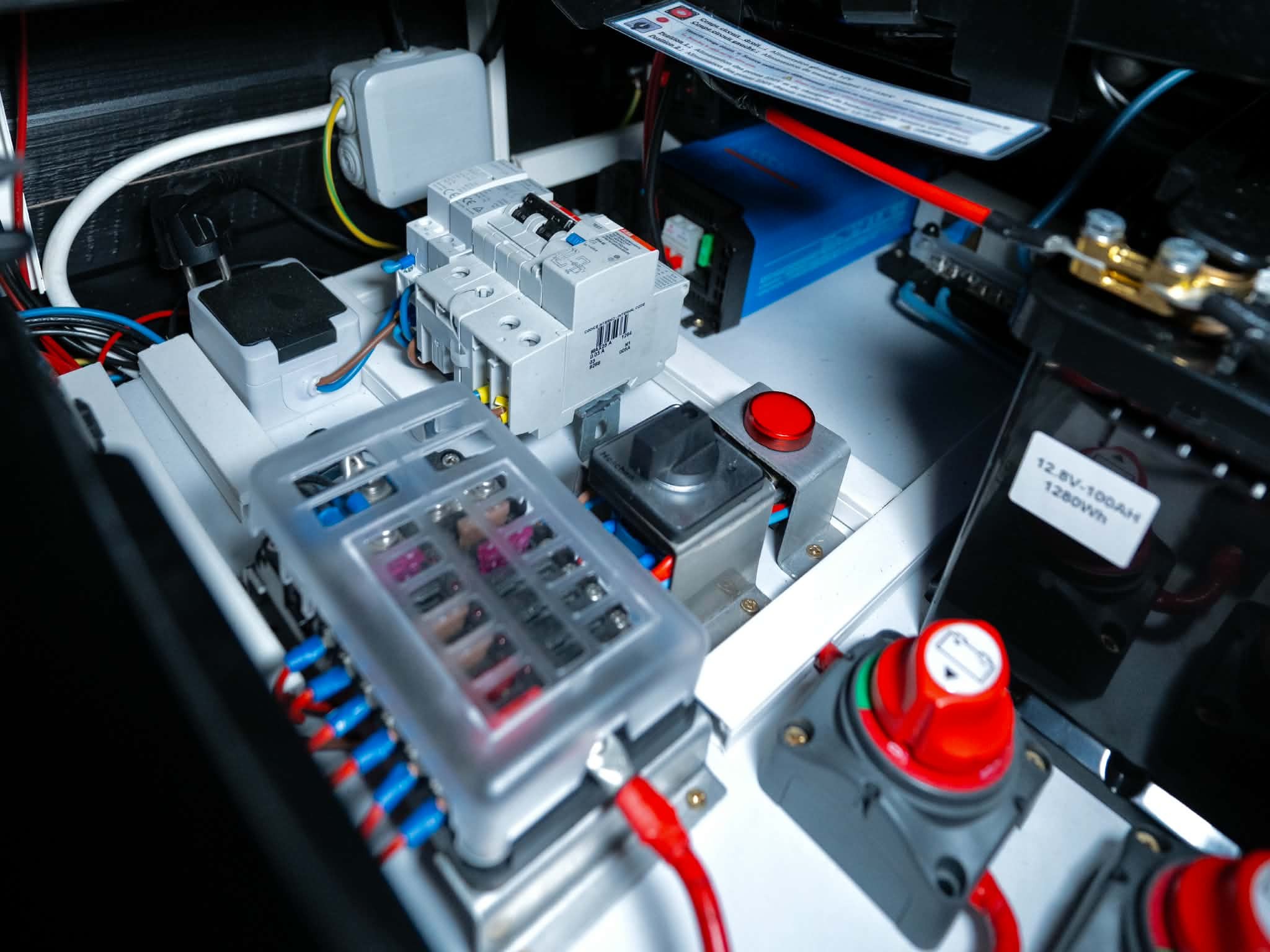 CIRCUITS ELECTRIQUES DANS VAN AMENAGE PAR MORPHOZ KUSTOM