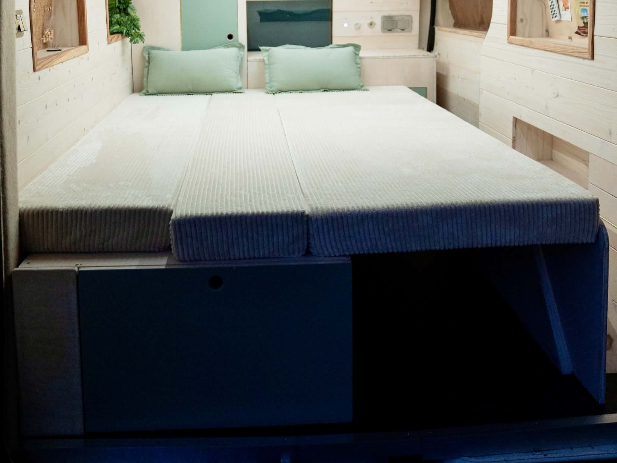 LIT PEIGNE DESIGN EN VELOURS COTELE DANS VAN AMENAGE MORPHOZ KUSTOM 