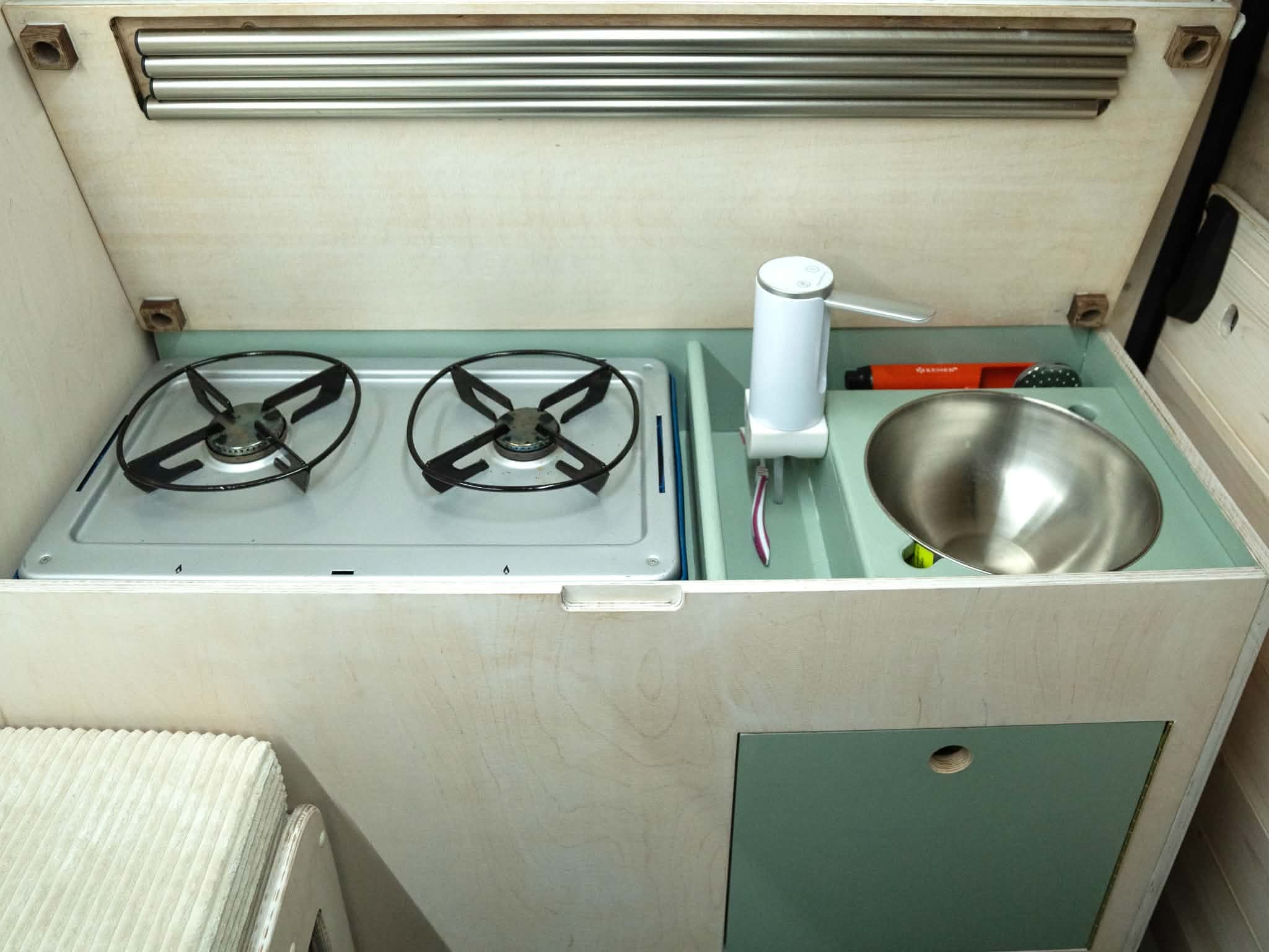 MOBILIER INTEGRE DANS LES VANS SUR MESURE