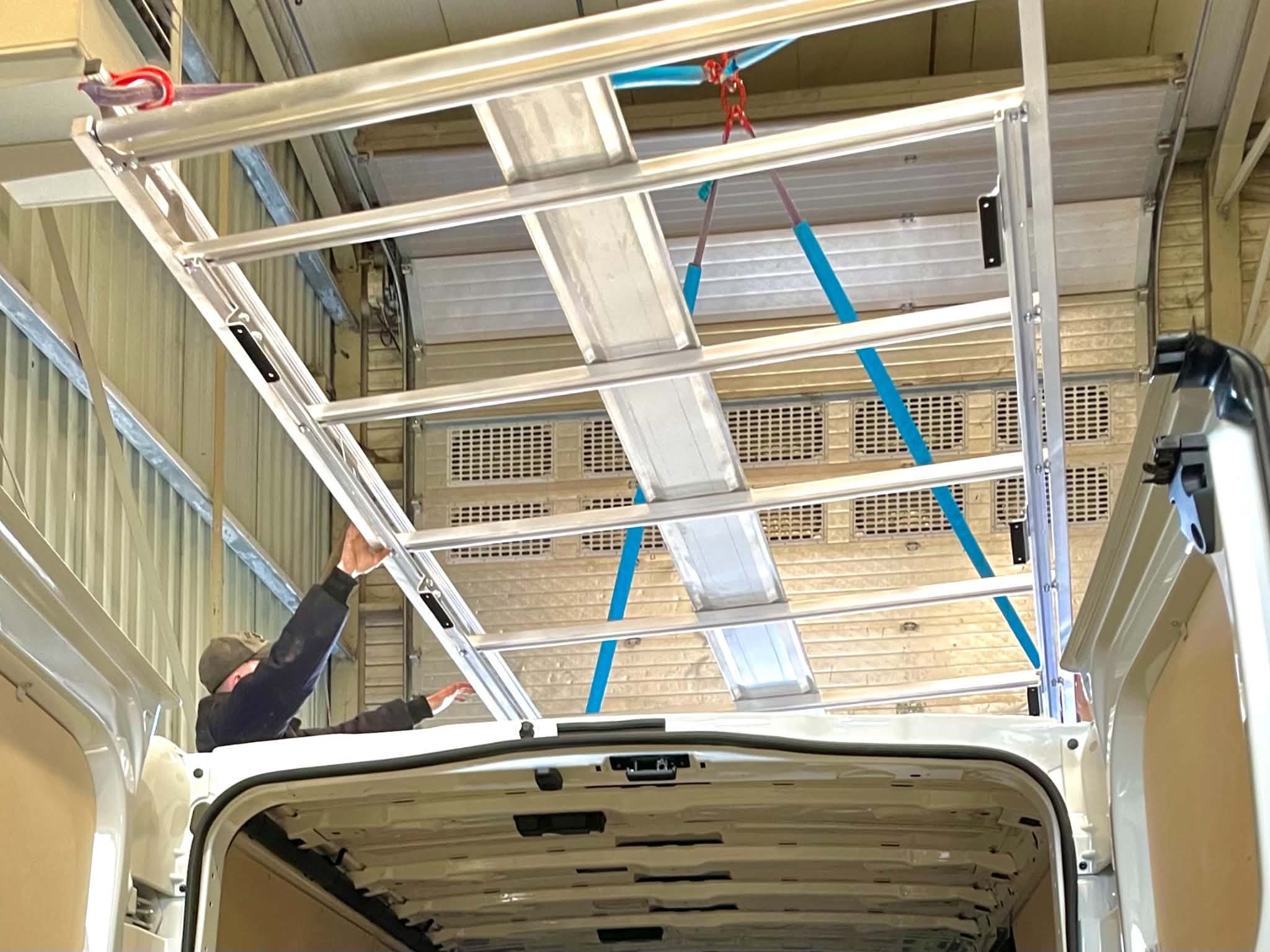 POSE D ACCESSOIRES SUR UTILITAIRE PROFESSIONNEL PAR MORPHOZ KUSTOM