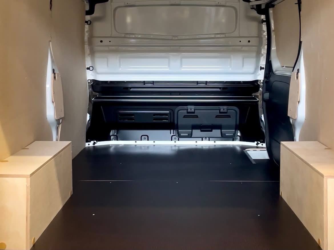 POSE D HABILLAGE INTERIEUR SUR UTILITAIRE PROFESSIONNEL PAR MORPHOZ KUSTOM
