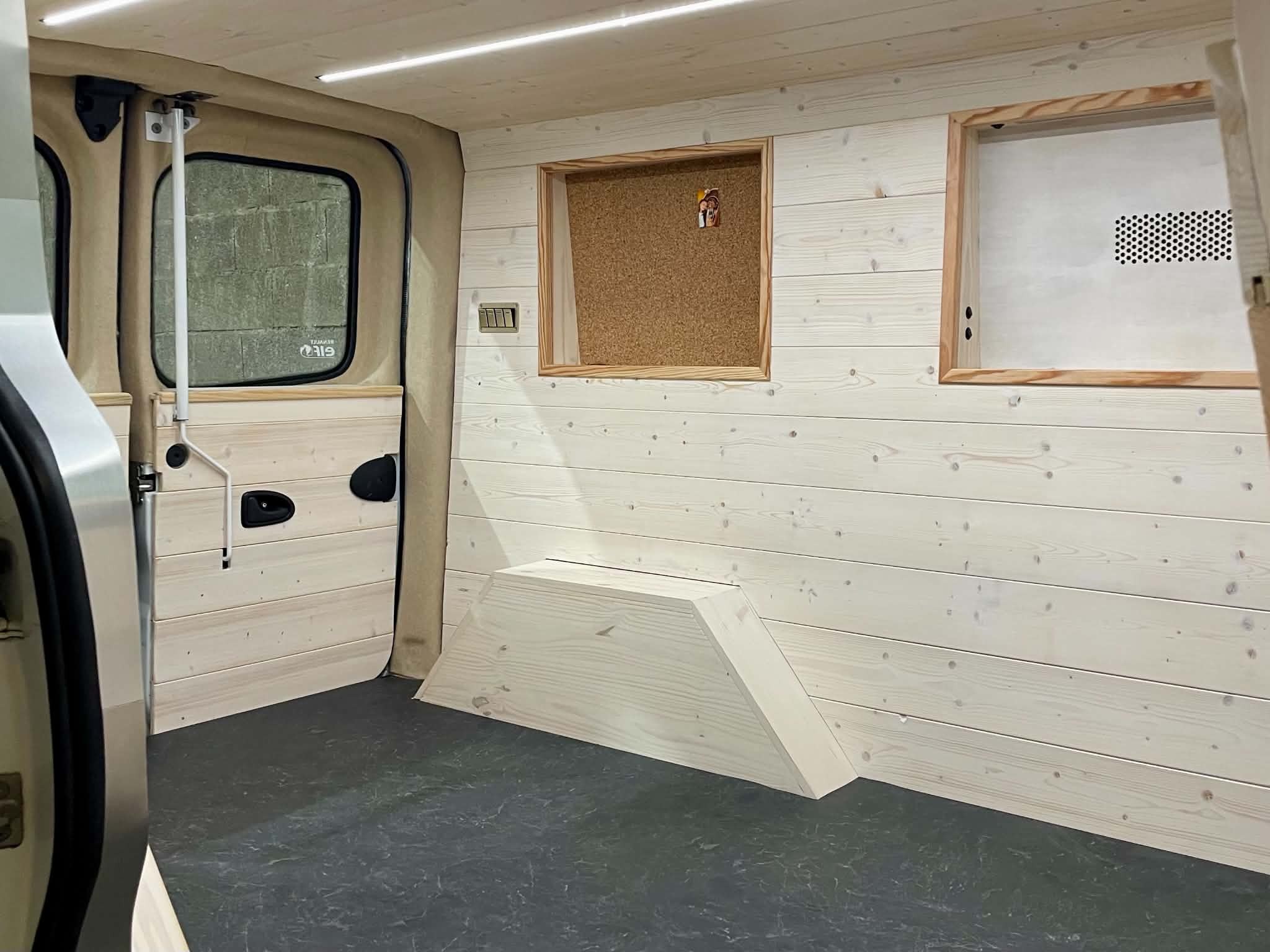 UN INTERIEUR D UTILITAIRE COMPLETEMENT HABILLE ET INSOLE PAR MORPHOZ KUSTOM 